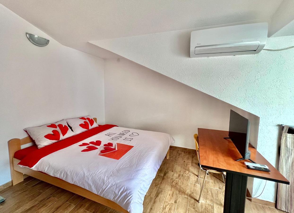 Homestay Mark - Double Bed Room - Shared Bathroom And Kitchen Budva Exterior foto